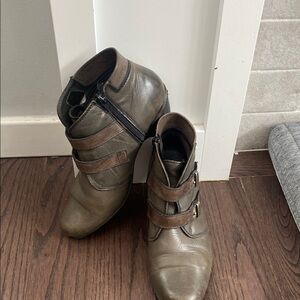 Taos | Greyish Brown Leather Ankle Boots - 39/8